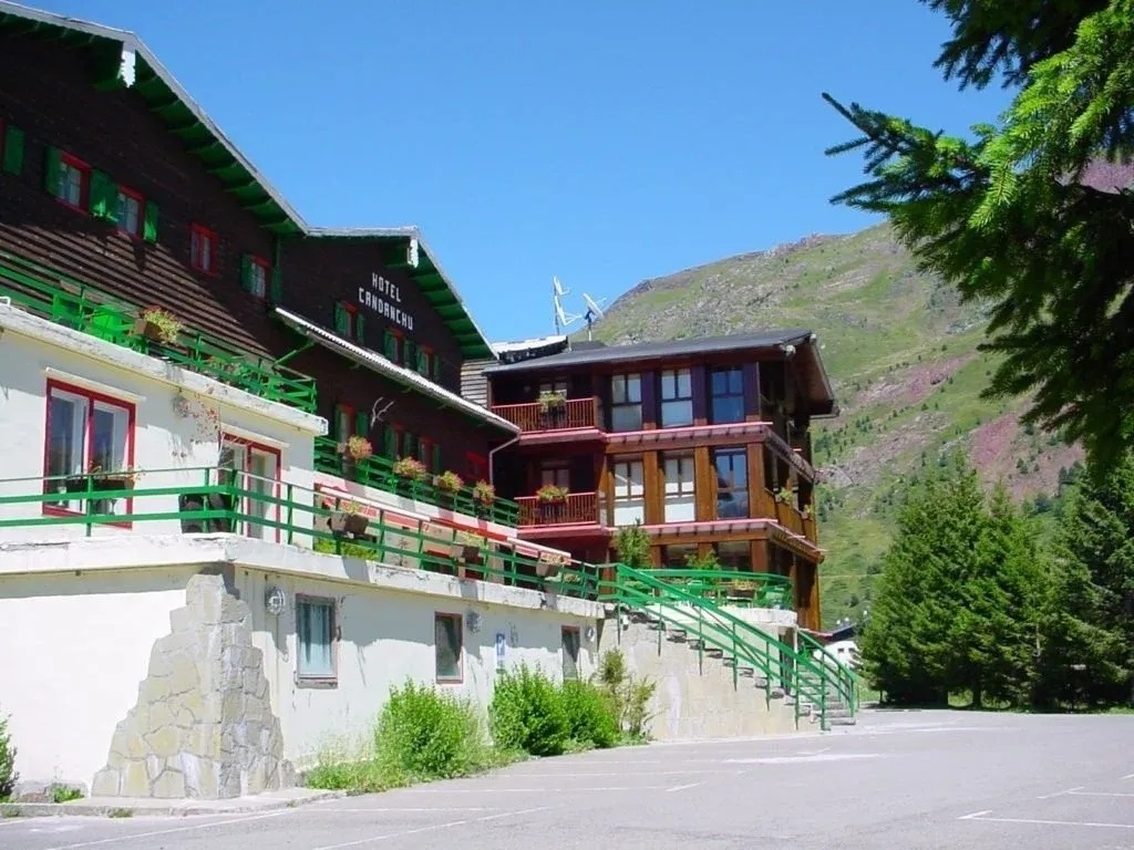 un edificio de madera con la palabra hotel encima