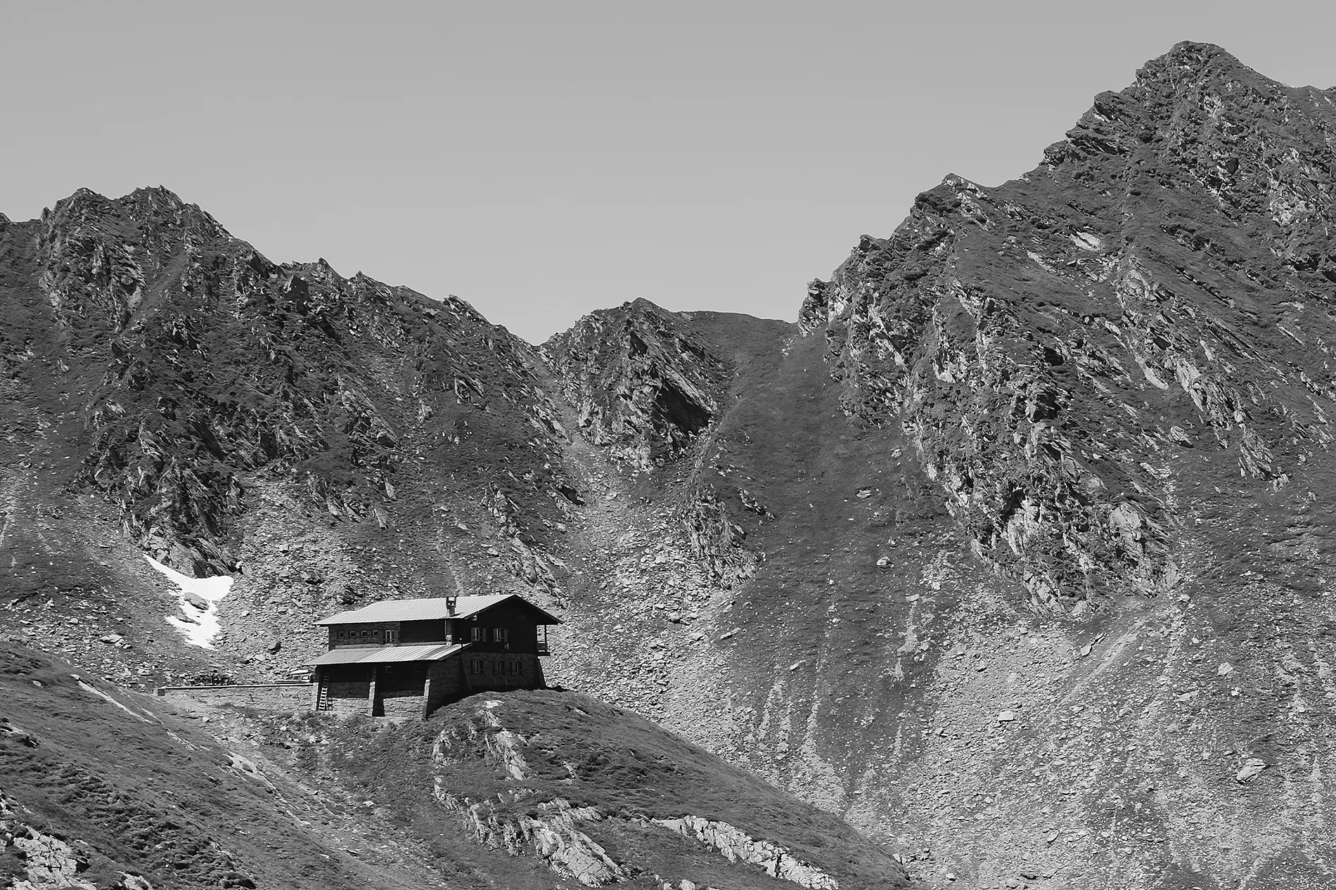 NEXTA: Corporativa: Paysage d'hiver NEXTA: Montagnes enneigées et arbres givrés.=s1900