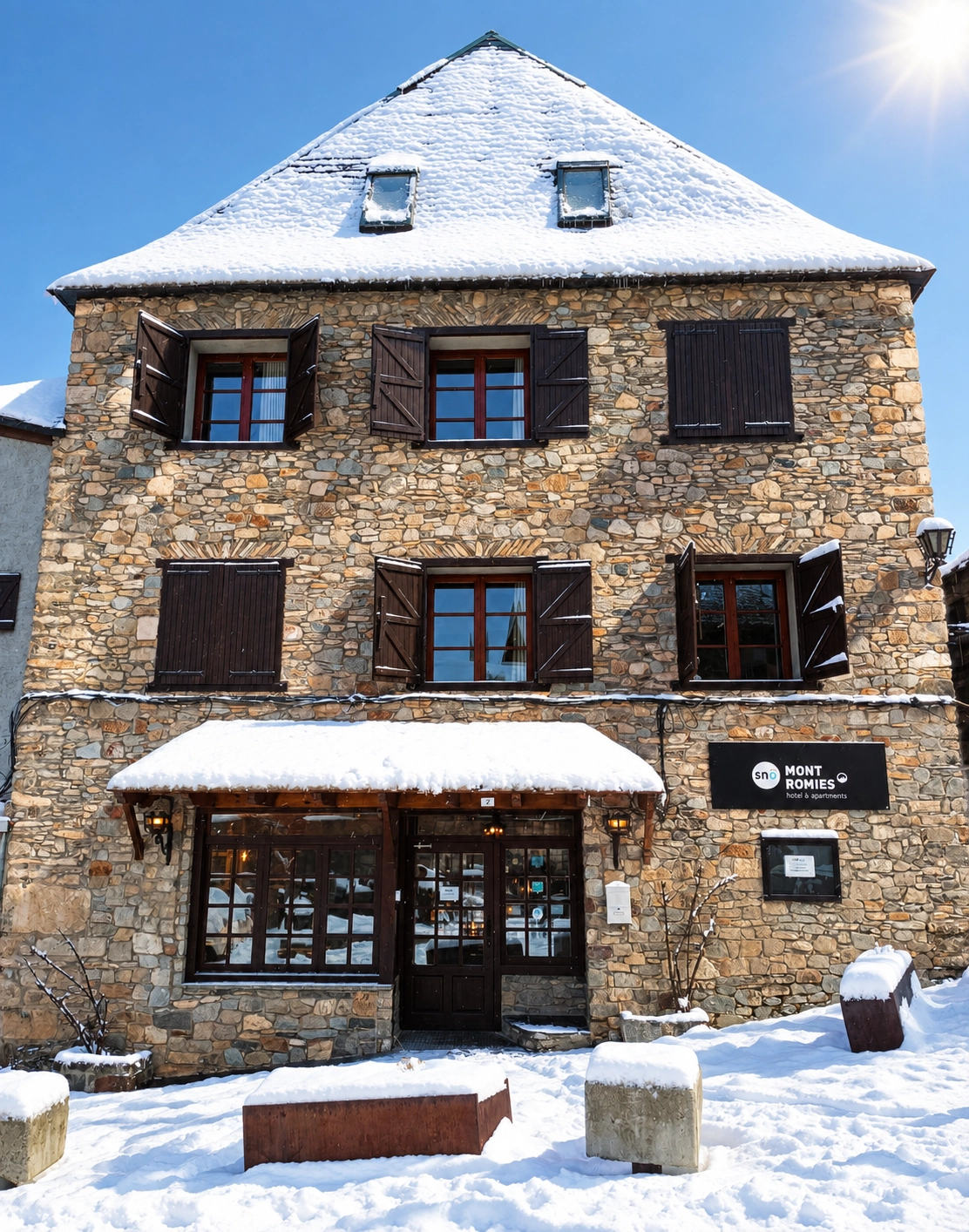 SNÖ Mont Romies | Valle de Arán: hotel histórico con torre de iglesia y montañas nevadas. SNÖ Hotels Web oficial.
