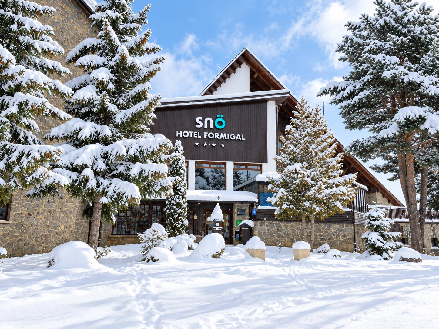 Hotel SNÖ Formigal cubierto de nieve: un paraíso invernal en el Valle de Tenal. Reserva tu estancia en SNÖ Hotels, web oficial.