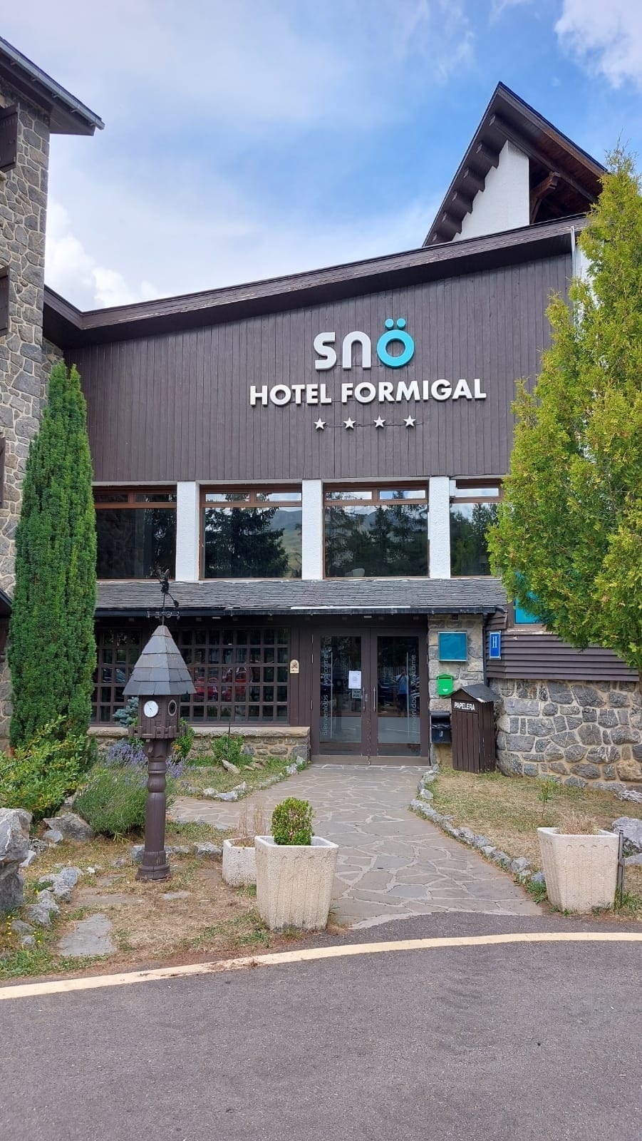 un edificio de madera con la palabra hotel formigal encima