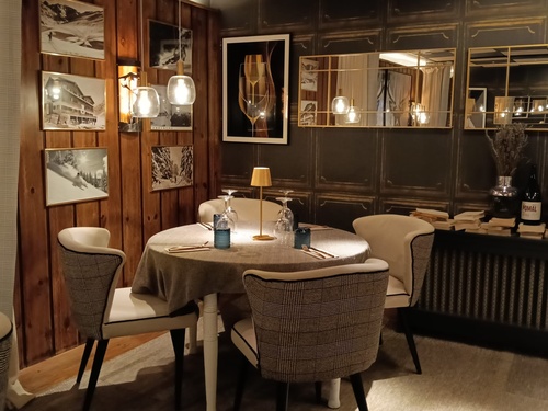 una mesa y sillas en un restaurante con una vista de las montañas