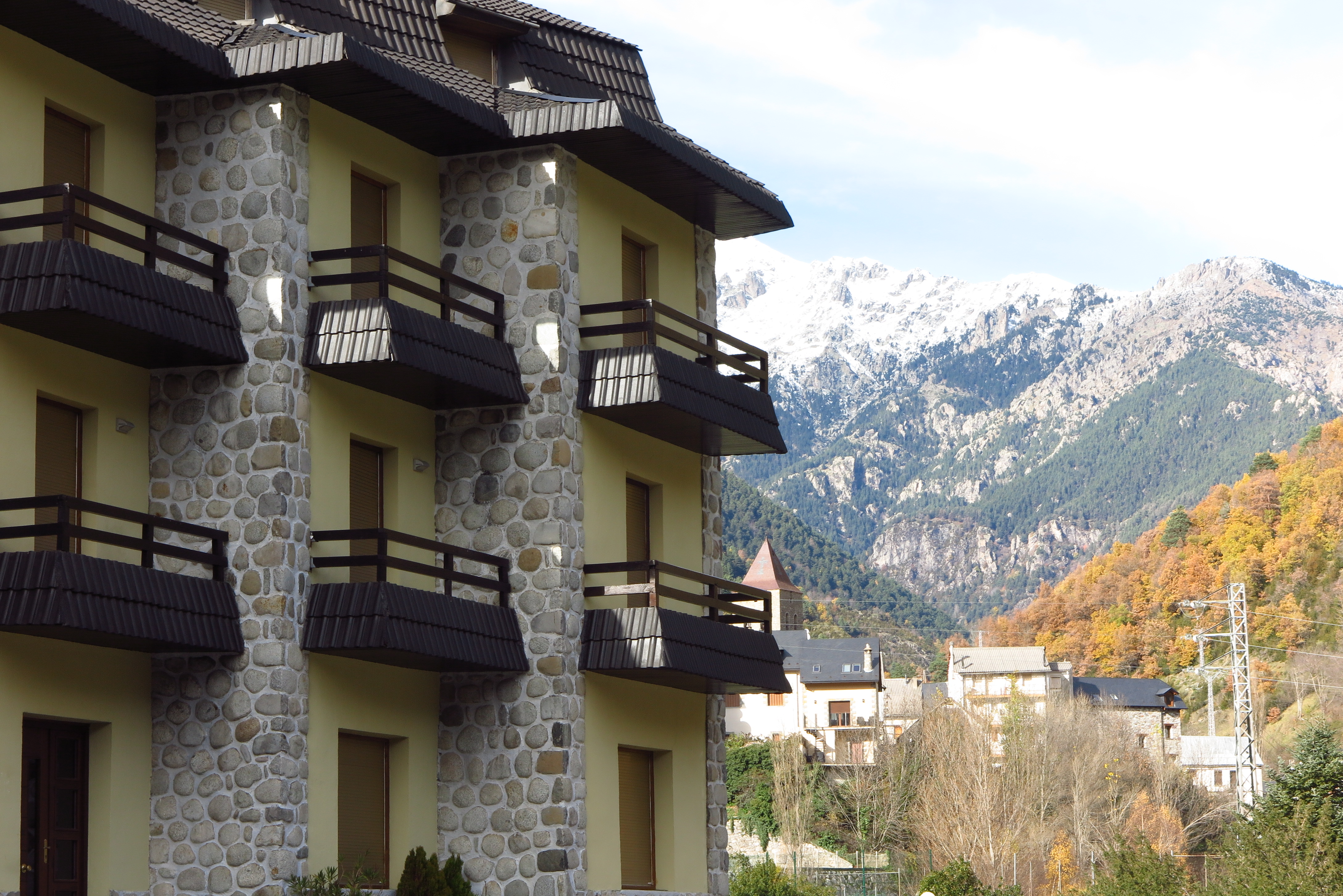 Hotel SNÖ Bielsa | Balcones con vistas a montañas nevadas | SNÖ Hotels | Web oficial