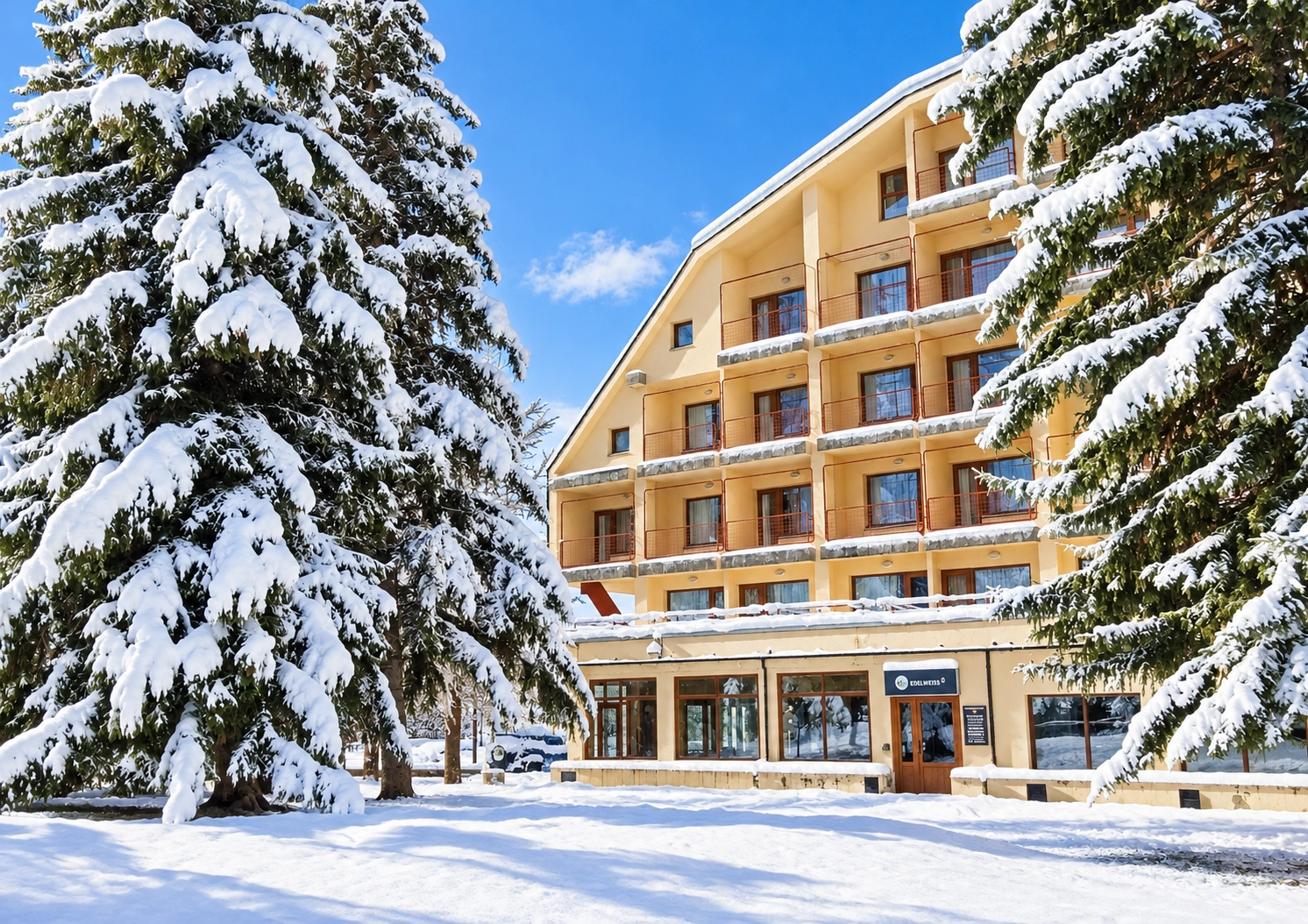 Hotel SNÖ Edelweiss en Pirineos, cubierto de nieve. ¡Reserva en SNÖ Hotels!