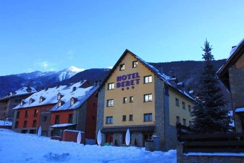 a yellow building with the word hotel beret on it
