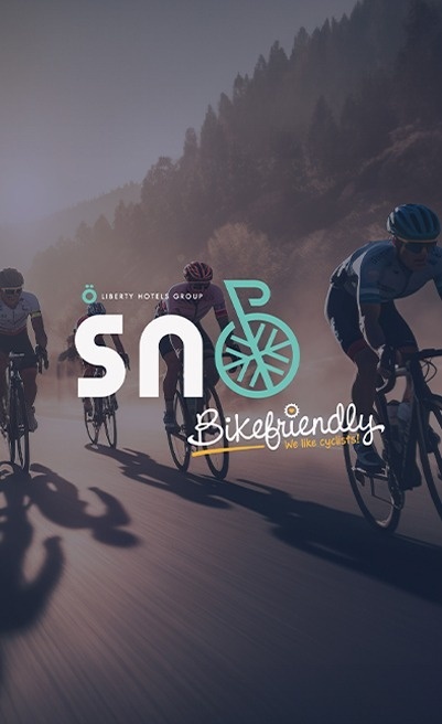 un groupe de cyclistes sur une route avec le logo bikefriendly
