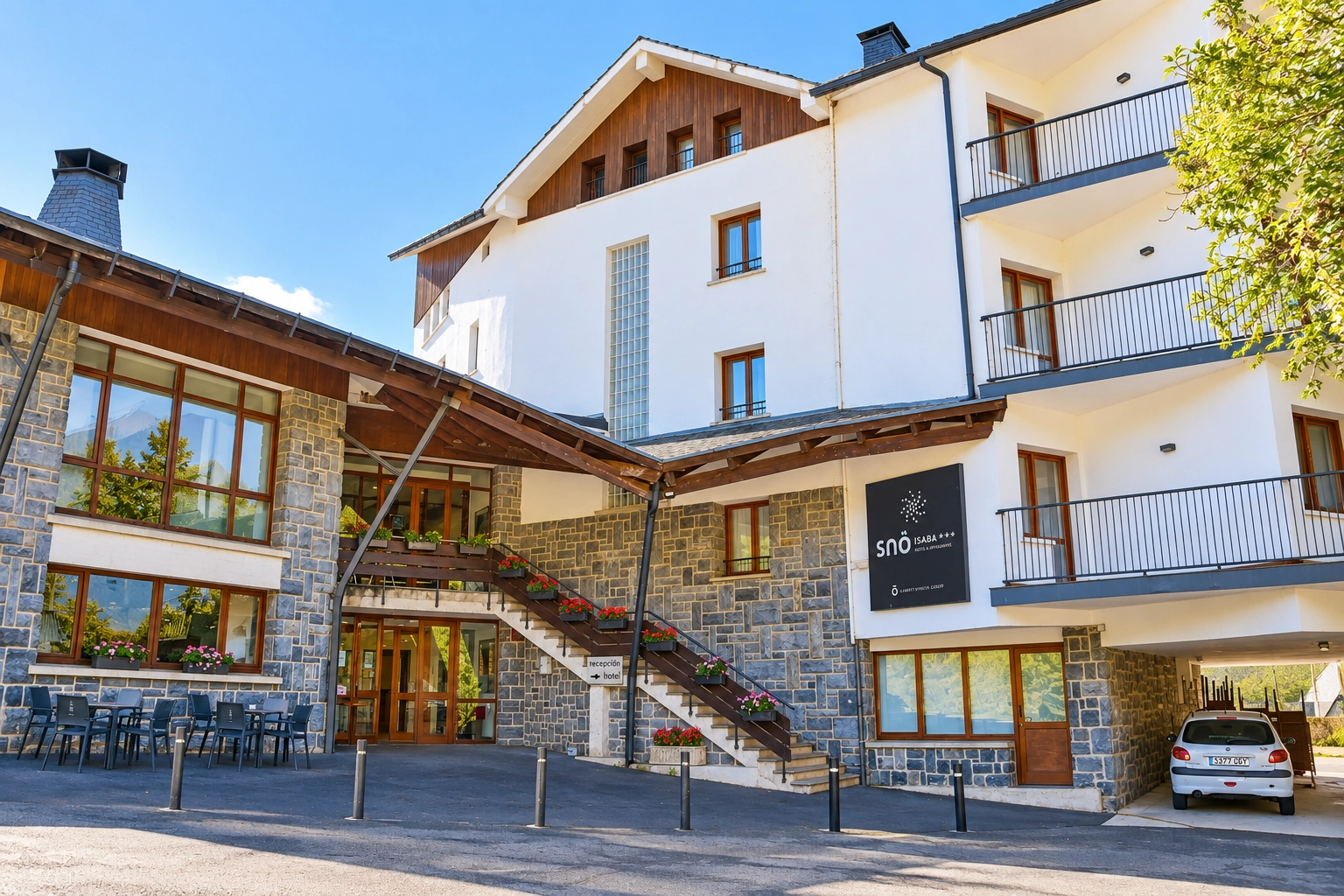 Edificio hotelero SNÖ Isaba | Valle del Roncal | SNÖ Hotels | Web oficial. Fachada con balcón y escalera exterior.