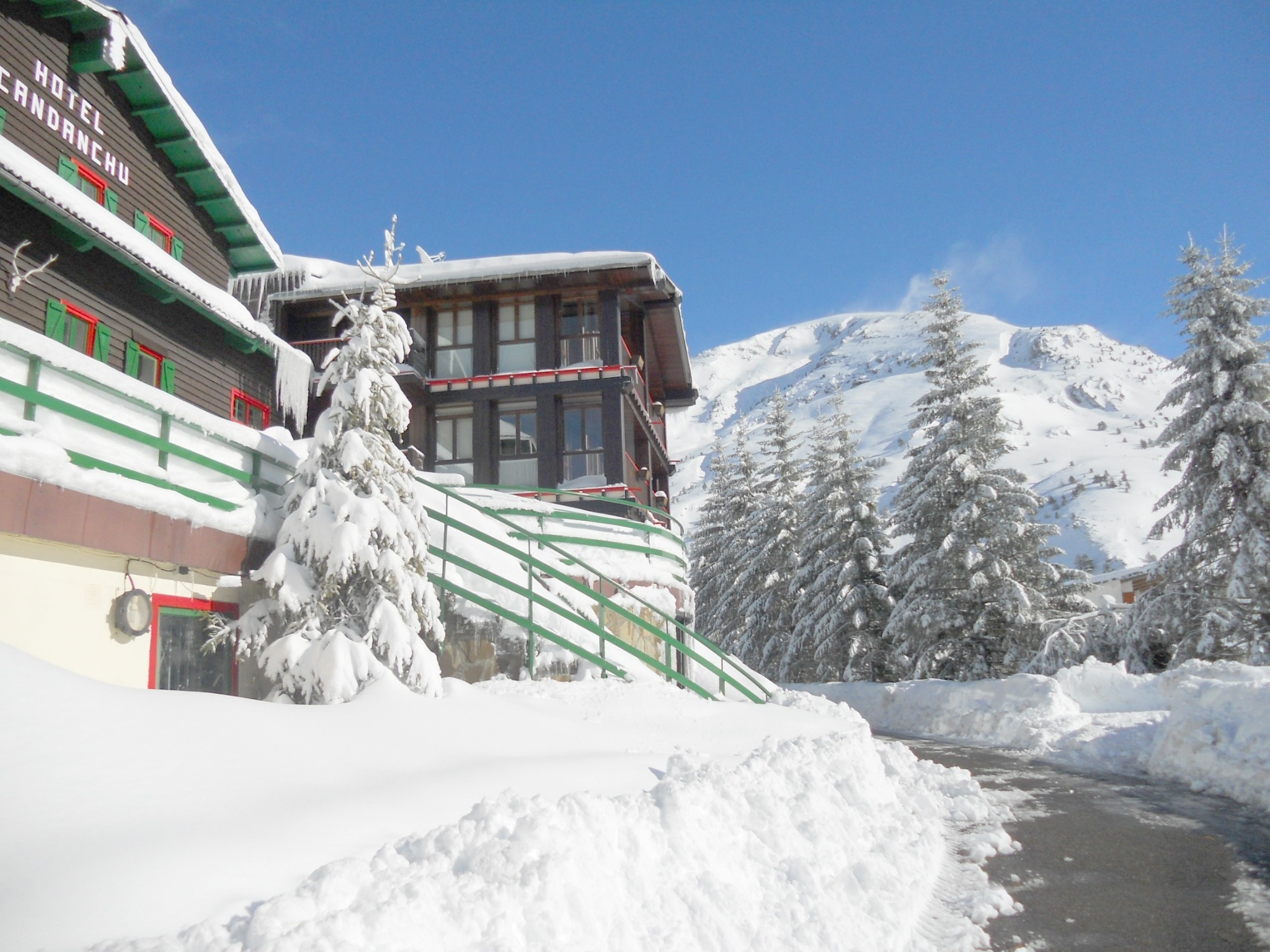 un bâtiment couvert de neige avec le nom de l' hôtel candorchi