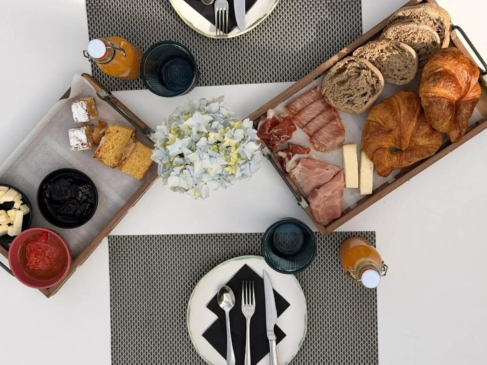 Elegante comedor con sofás tapizados y mesas de madera. Inicio | Hotel Pazo de Adrán | Web Oficial