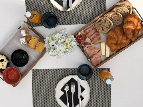 Elegante comedor con sofás tapizados y mesas de madera. Inicio | Hotel Pazo de Adrán | Web Oficial