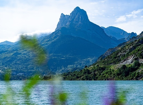 un lago con una montaña en el fondo