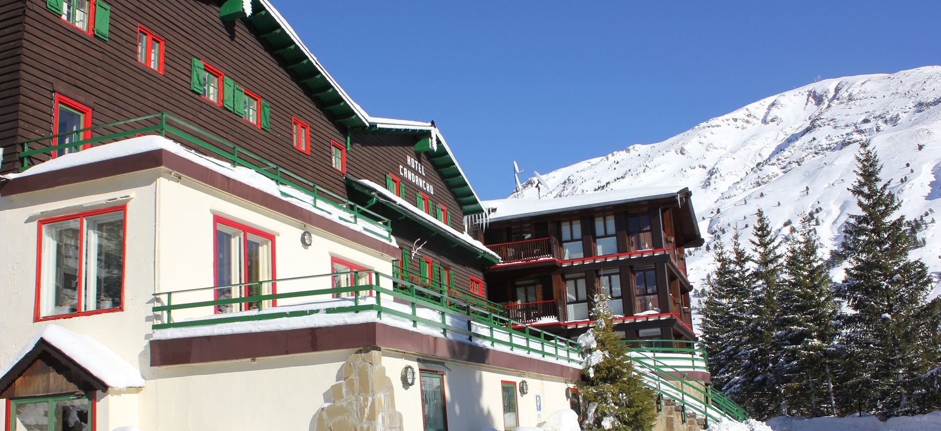 un edificio cubierto de nieve con la palabra hotel en la parte superior