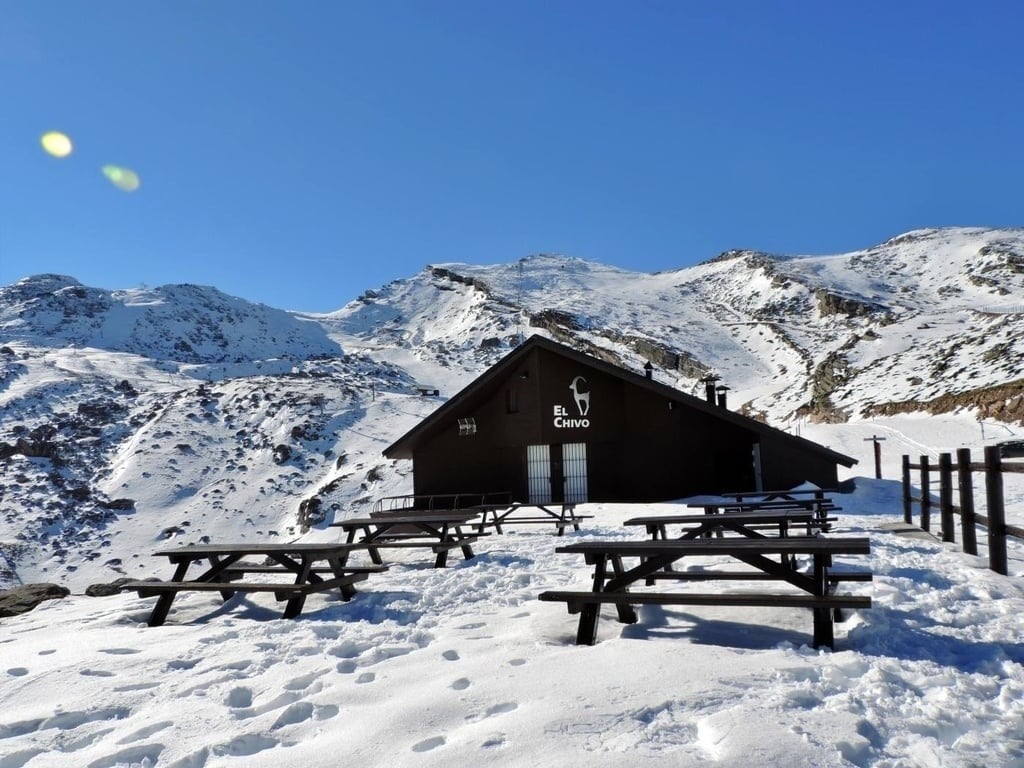 un edificio cubierto de nieve con la palabra el cervo en la parte delantera