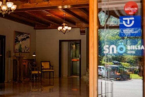 a sign on a glass door says snobiesa hotel