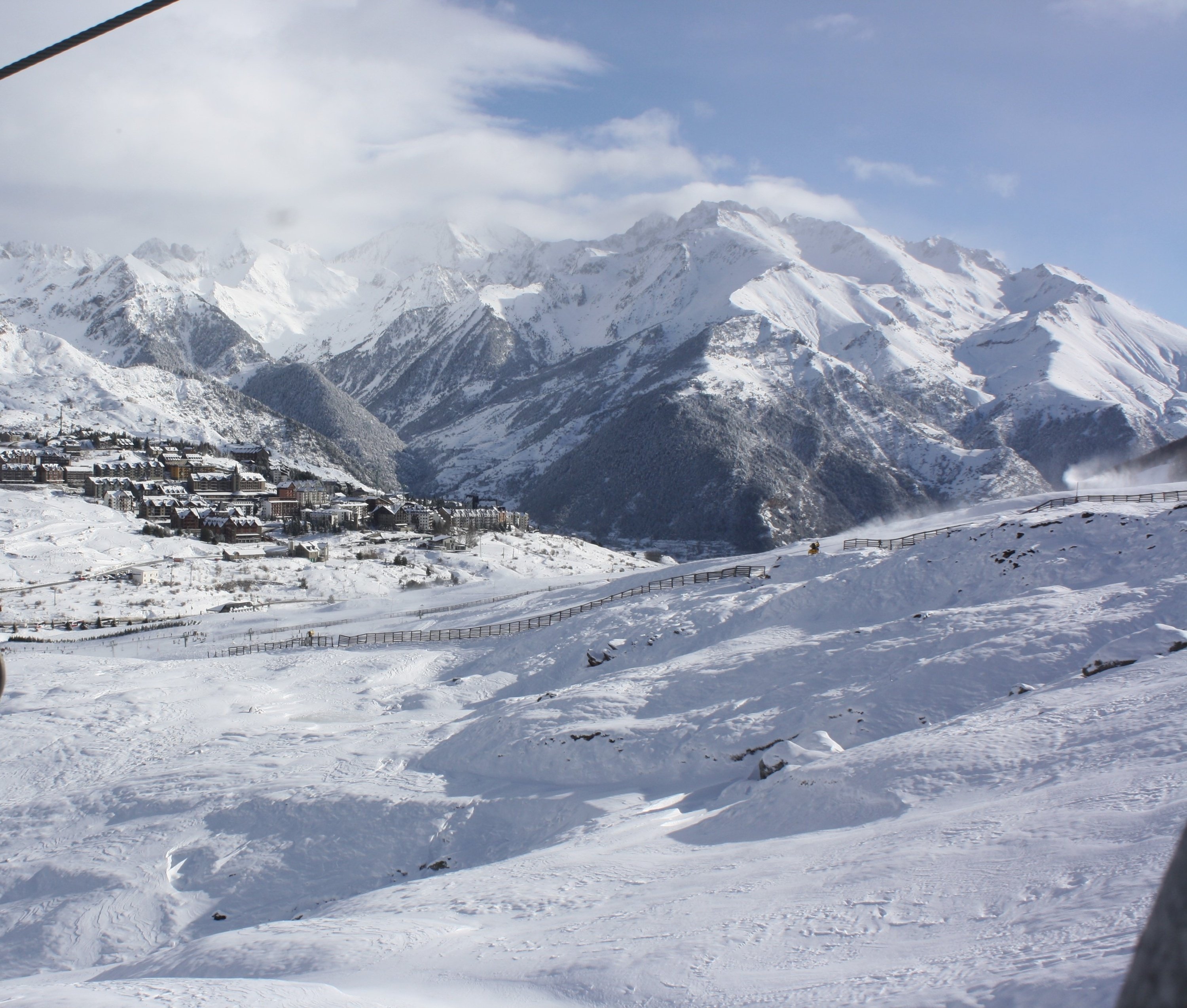 un pueblo en las montañas cubiertas de nieve