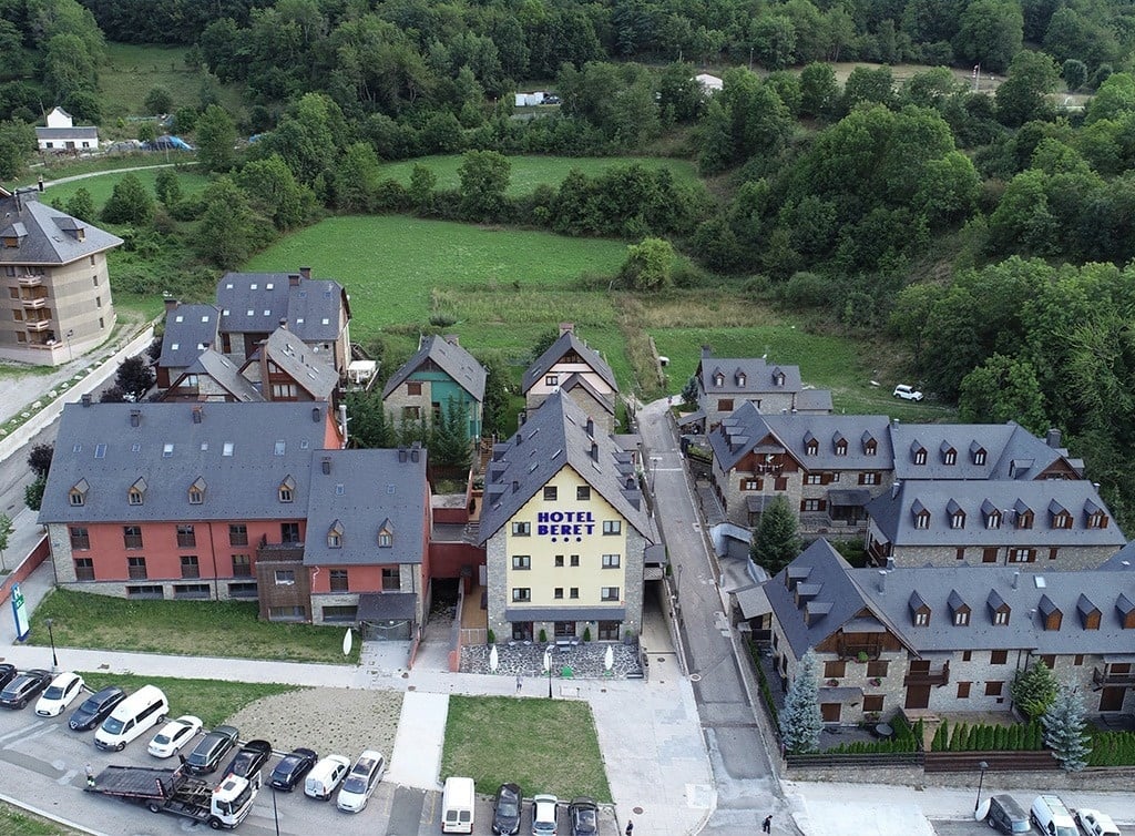 une vue aérienne d' un petit village avec l' hôtel beret au premier plan