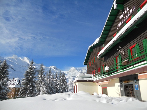 un edificio cubierto de nieve con la palabra hotel candanchu en la parte superior