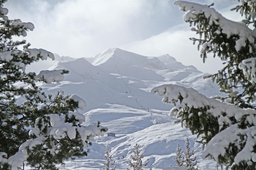 les montagnes sont couvertes de neige et les arbres sont couverts de neige