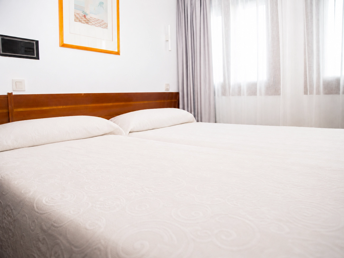Habitación doble en SNO: La Corza Blanca con cama confortable y decoración elegante.