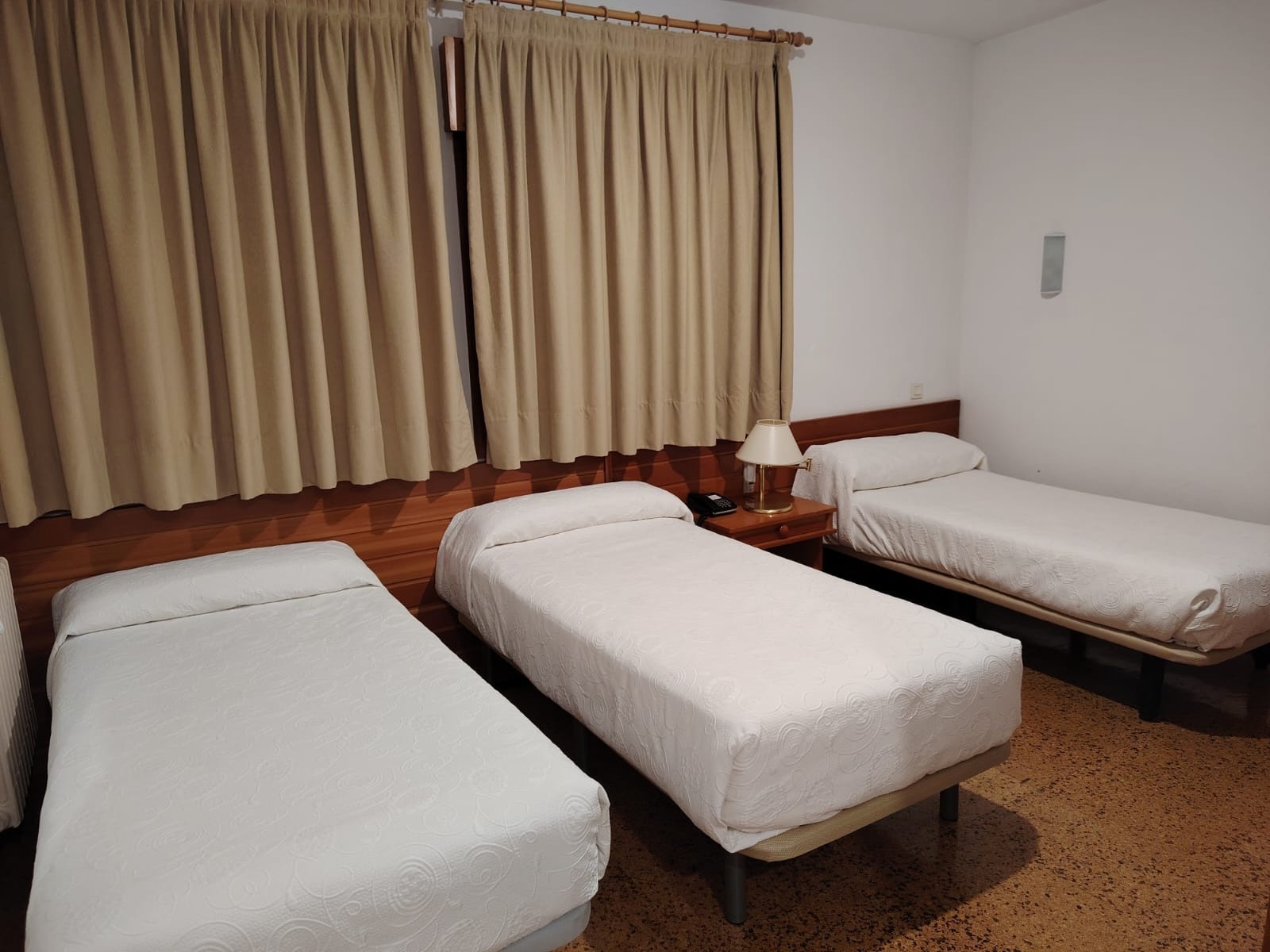 una habitación de hotel con dos camas y una puerta