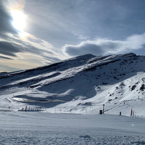 Paisaje invernal SNO: La Corza Blanca con nieve y sol brillante.