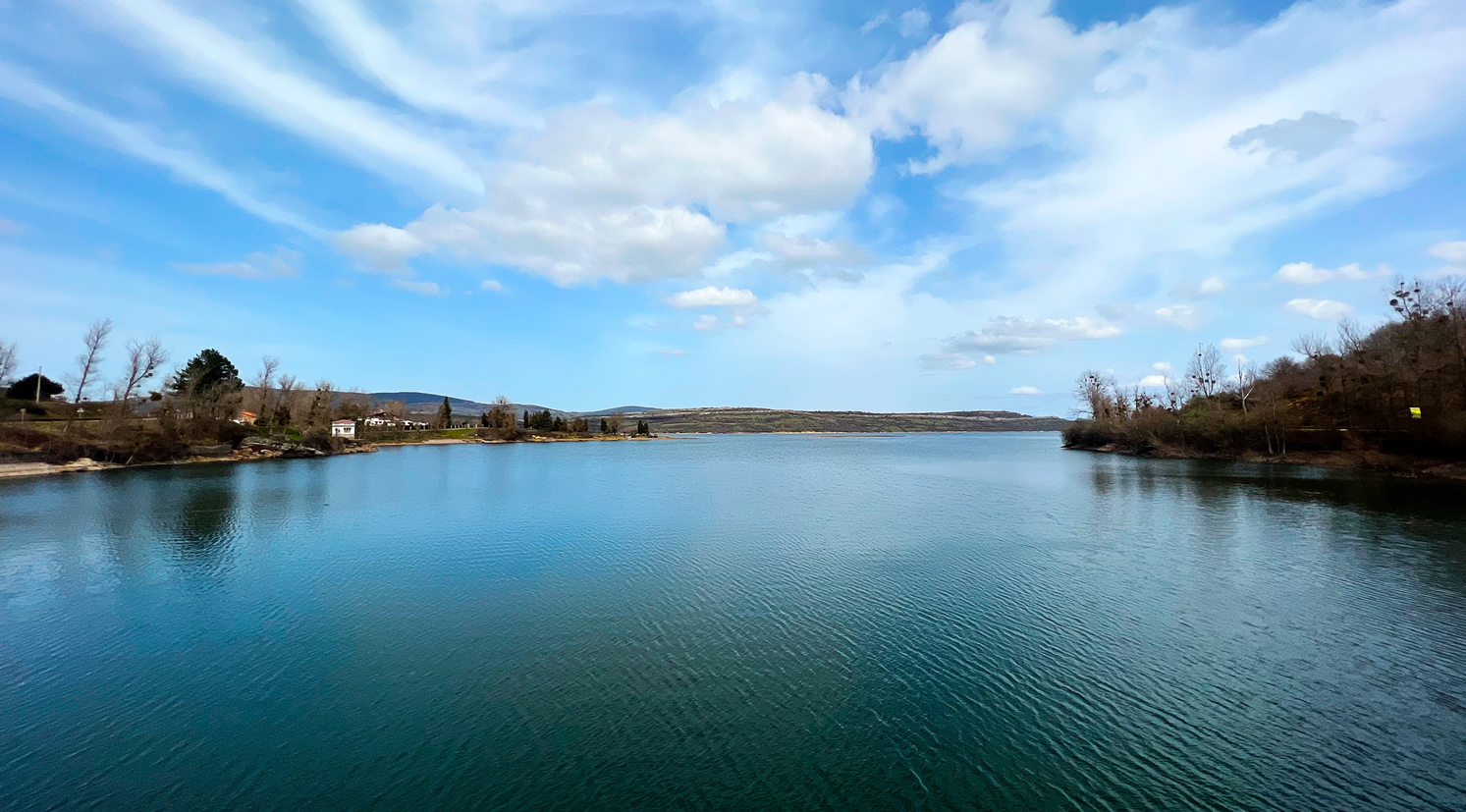 l' hôtel candanchu est entouré de montagnes enneigées