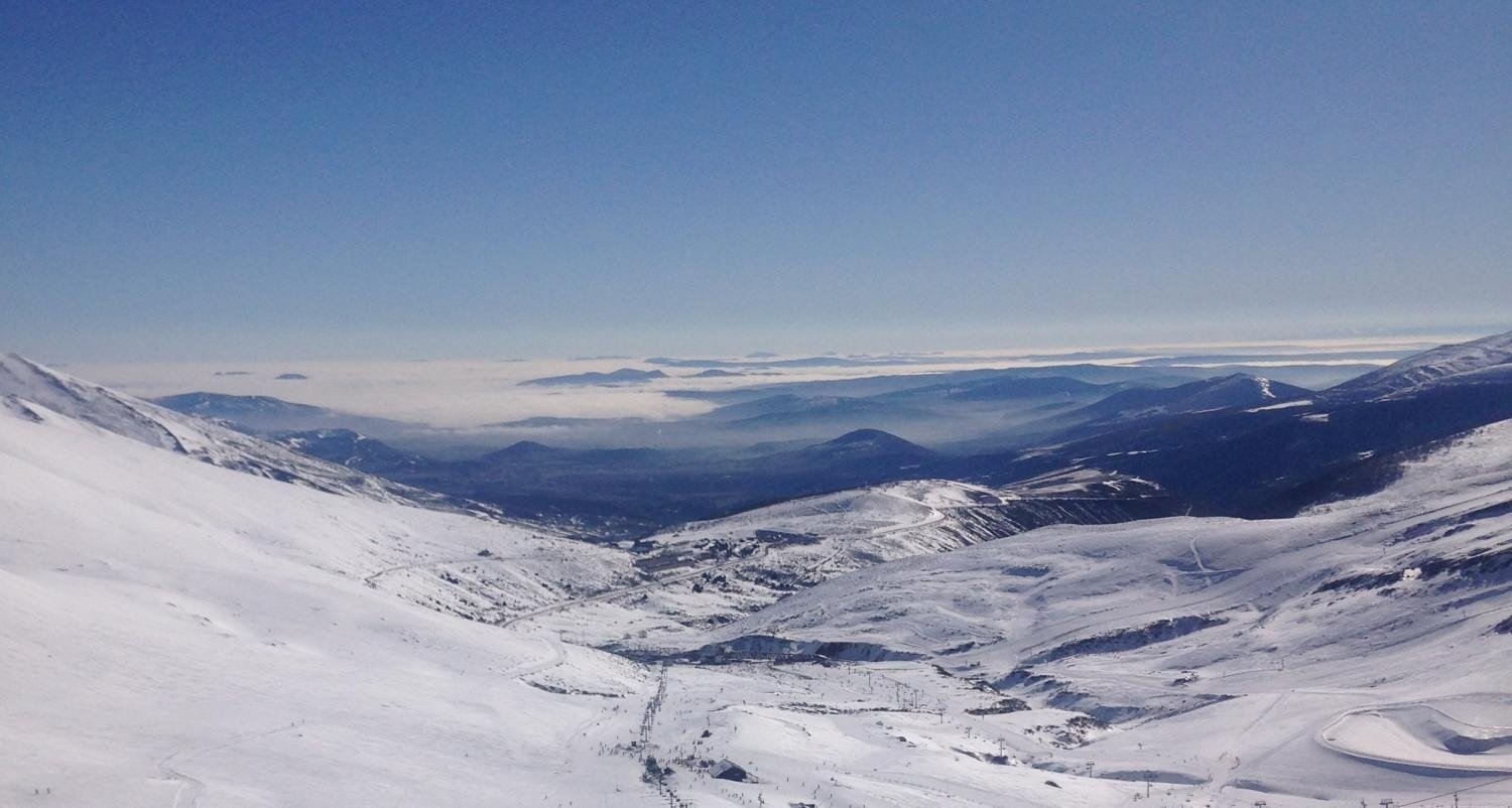 las montañas están cubiertas de nieve y las rocas están cubiertas de nieve