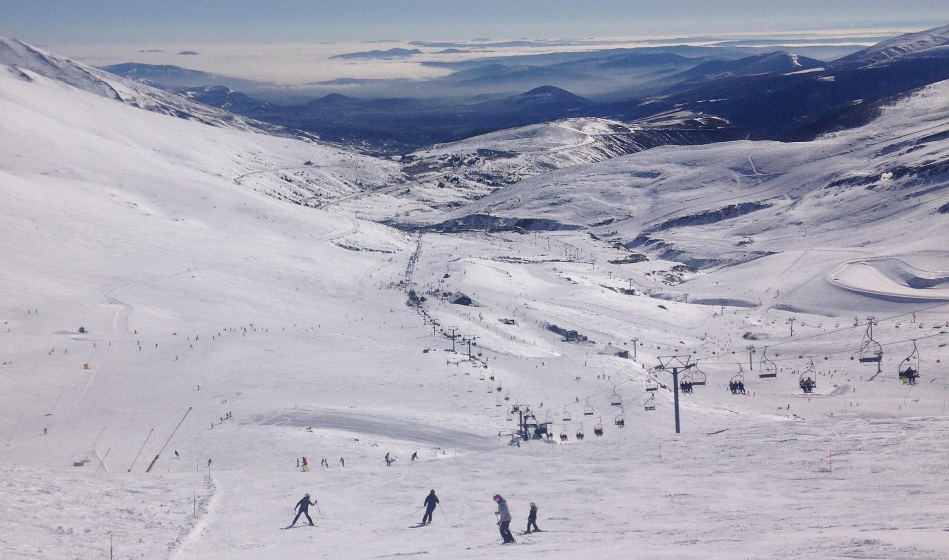 un edificio con montañas cubiertas de nieve en el fondo