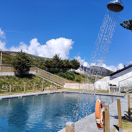 Piscina exterior en SNO: La Corza Blanca con vistas a las montañas.