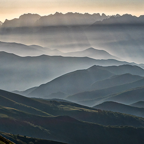 un skieur se tient sur une pente enneigée à côté d' un téléski