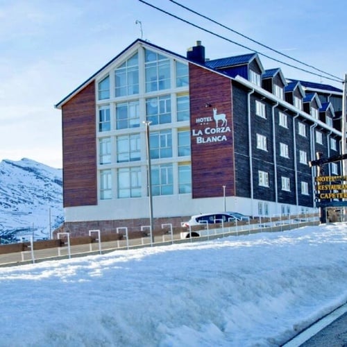 un edificio cubierto de nieve con la palabra hotel en la parte superior