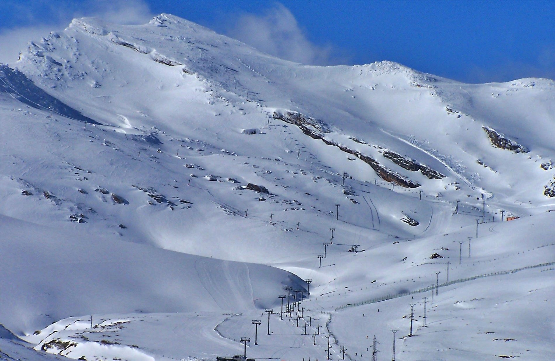 las montañas están cubiertas de nieve y las rocas están cubiertas de nieve