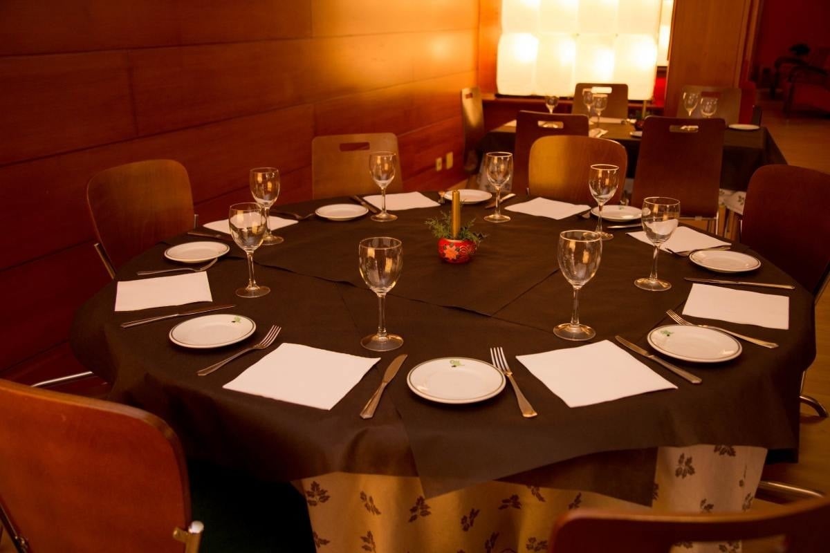 un gros morceau de viande sur une assiette de purée de pommes de terre