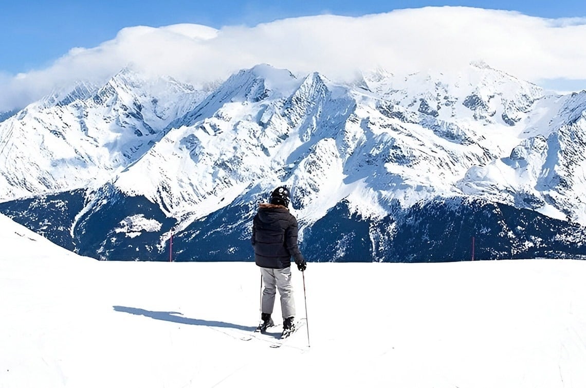 un lac avec une montagne en arrière-plan