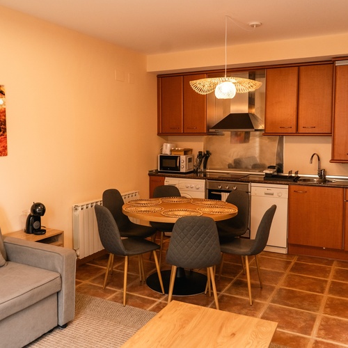 una sala de estar con paredes amarillas y una televisión