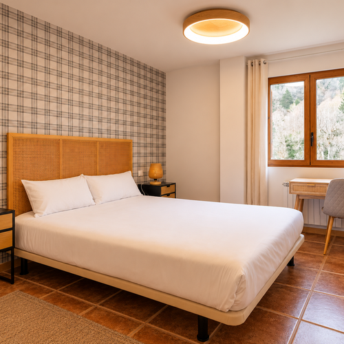 Chambre double à Apartamentos Escarrilla avec bureau et vue sur la forêt.