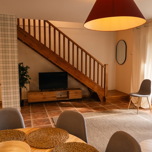 una montaña cubierta de nieve con un teleférico en el fondo