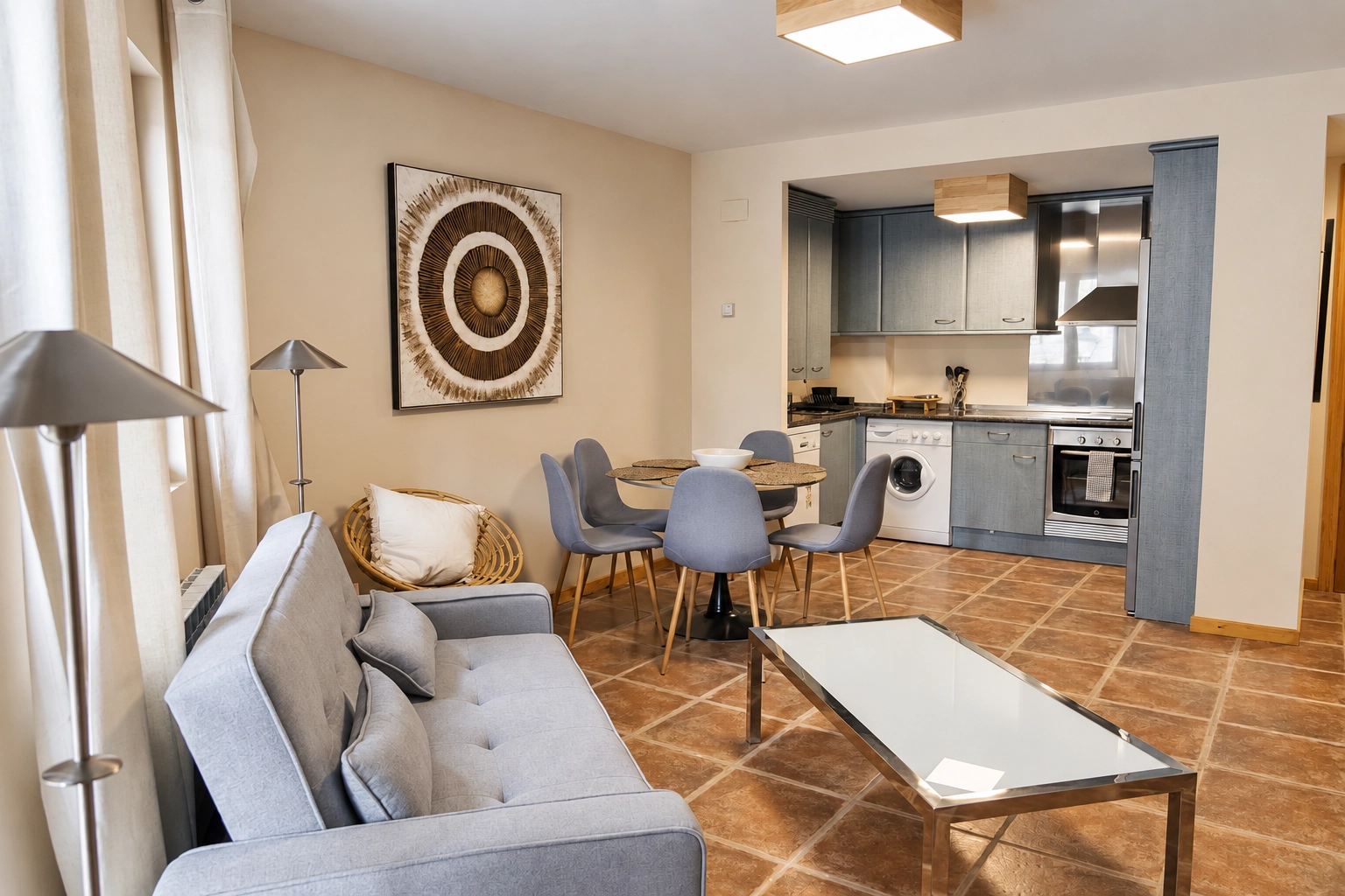 Sala de estar cómoda en Apartamentos Escarrilla, con sofá gris y mesa de centro.