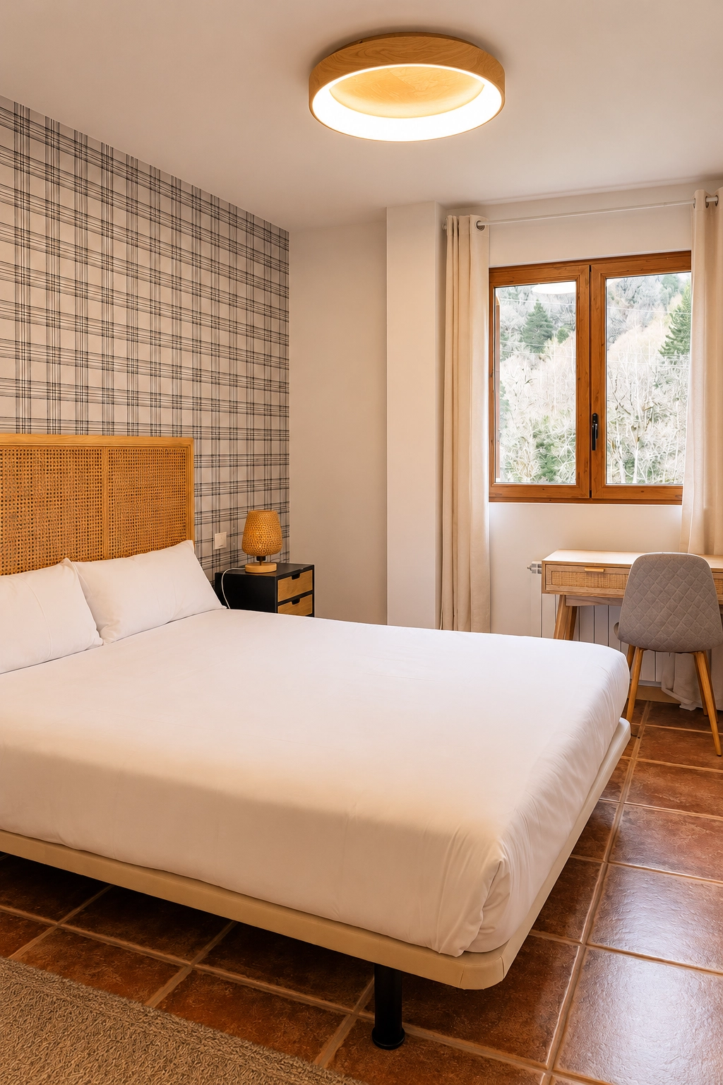 Salón acogedor en Apartamentos Escarrilla con sofá azul, mesa de centro y silla de mimbre.