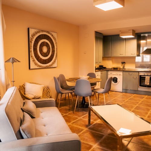 una montaña cubierta de nieve con un teleférico en el fondo