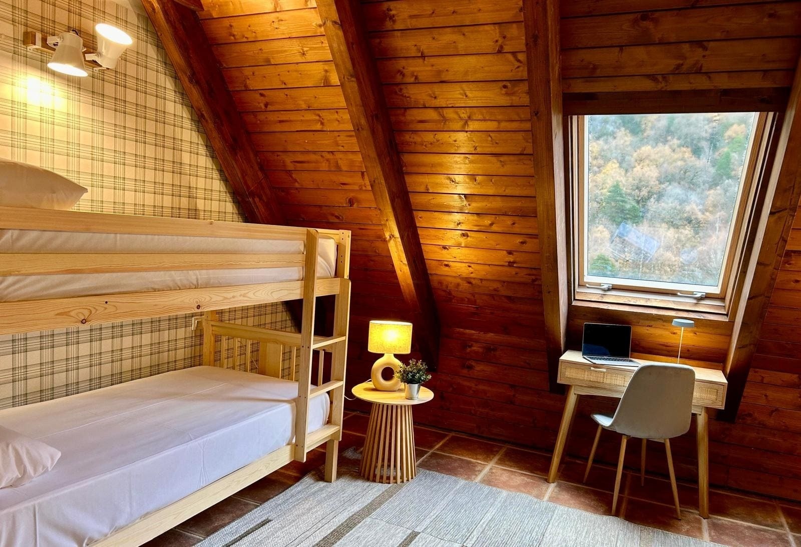 une chambre en bois avec un lit superposé et un bureau