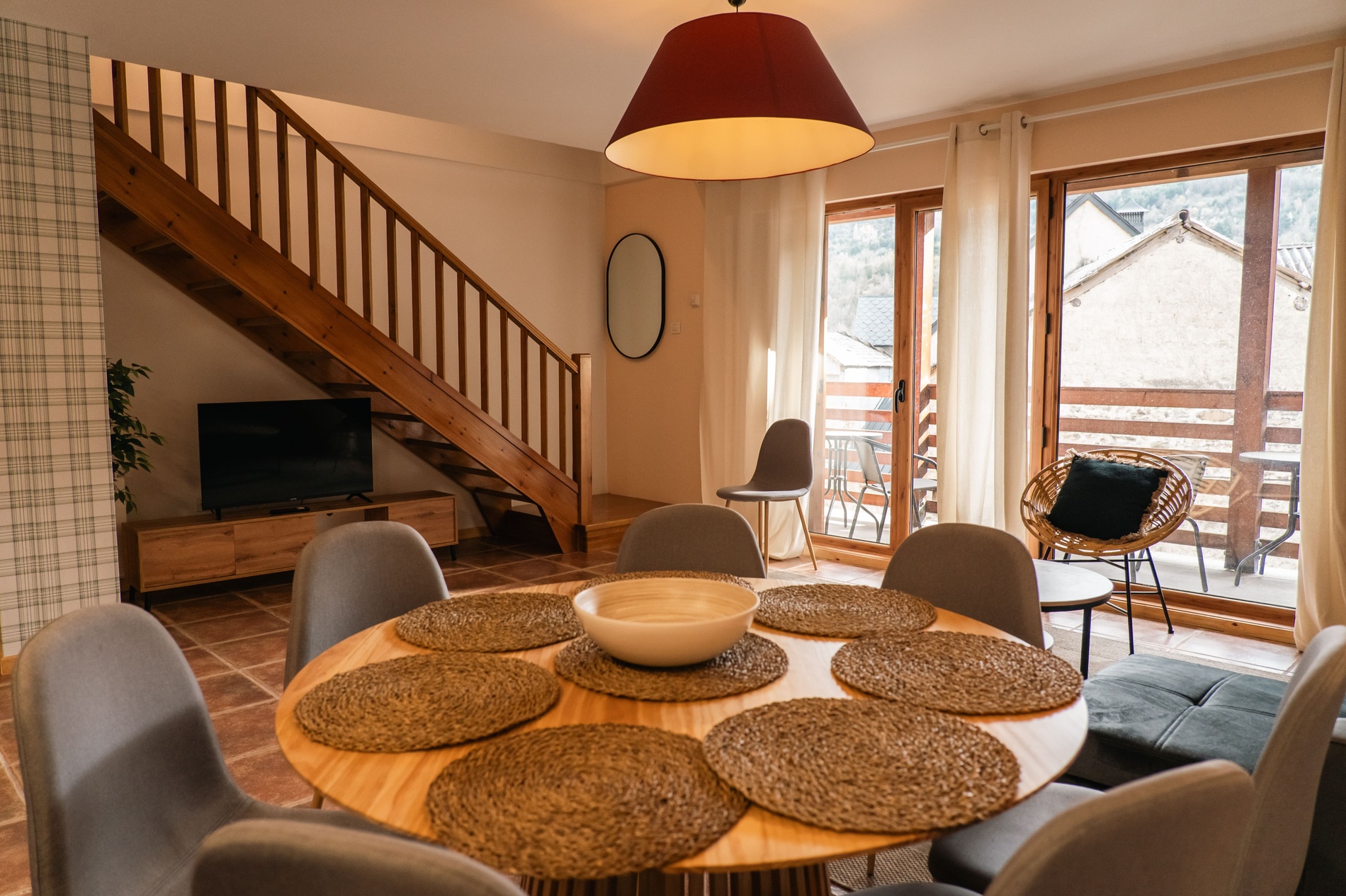 una montaña cubierta de árboles y arbustos en un día soleado