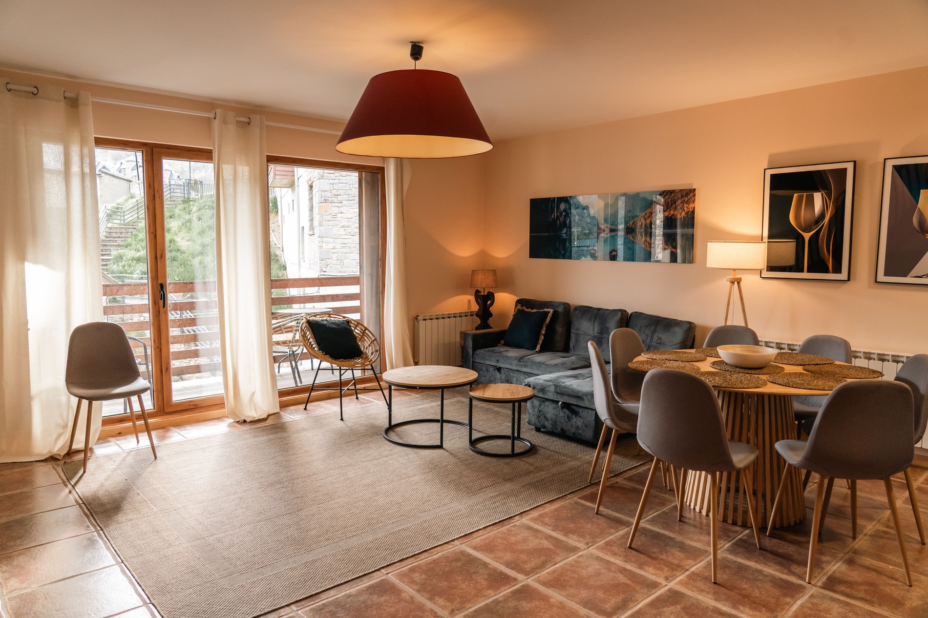 un valle con montañas y un lago en medio