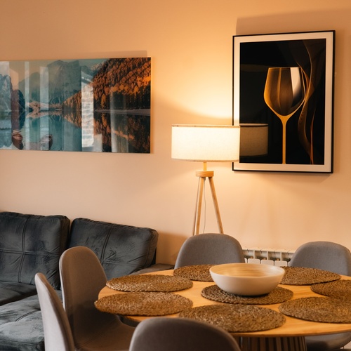 una montaña cubierta de nieve con un teleférico en el fondo