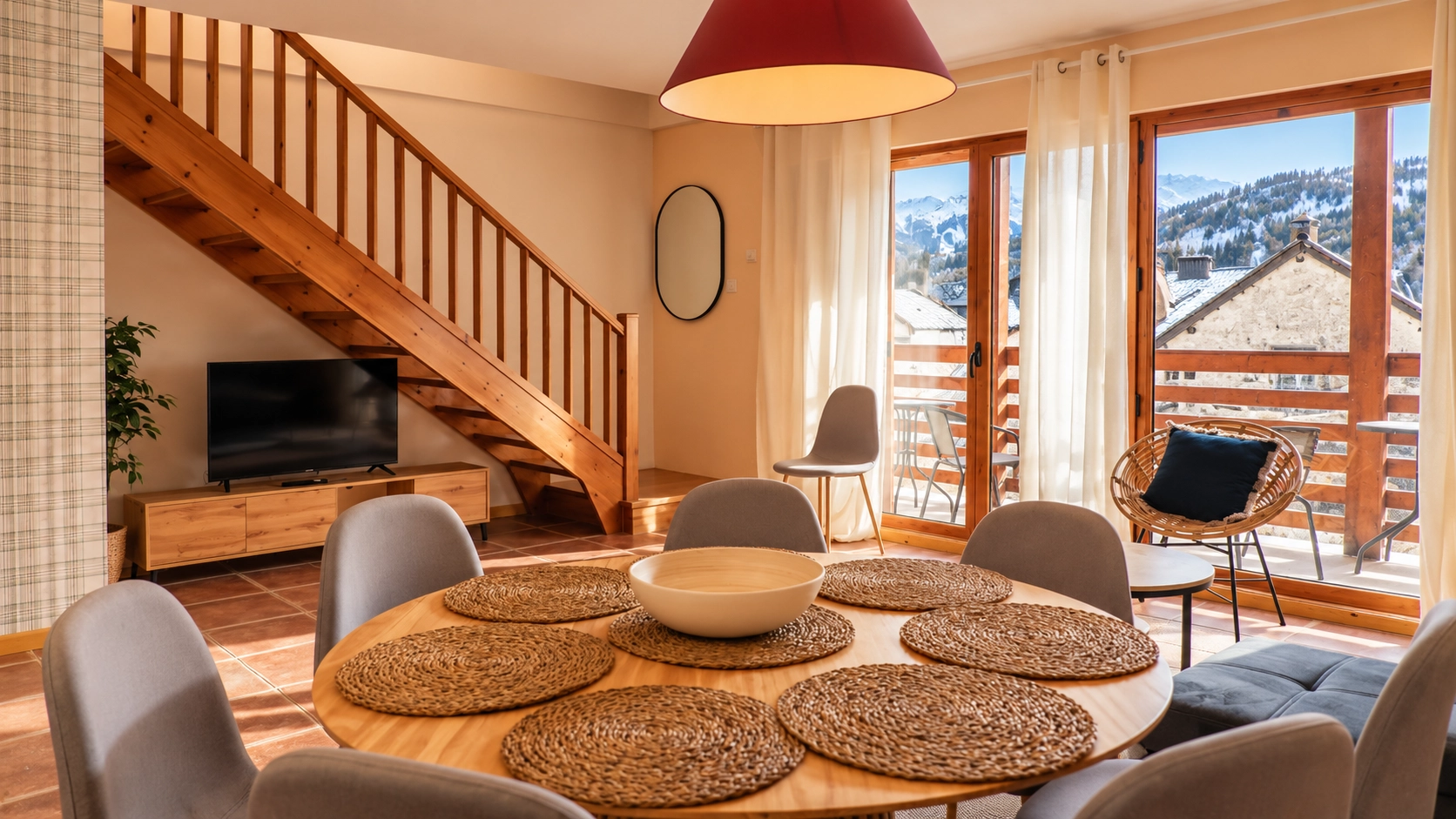 Acogedor salón en SNO: Apartamentos Escarrilla con sofá gris y arte abstracto.