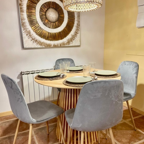 un salon avec des murs jaunes et une télévision