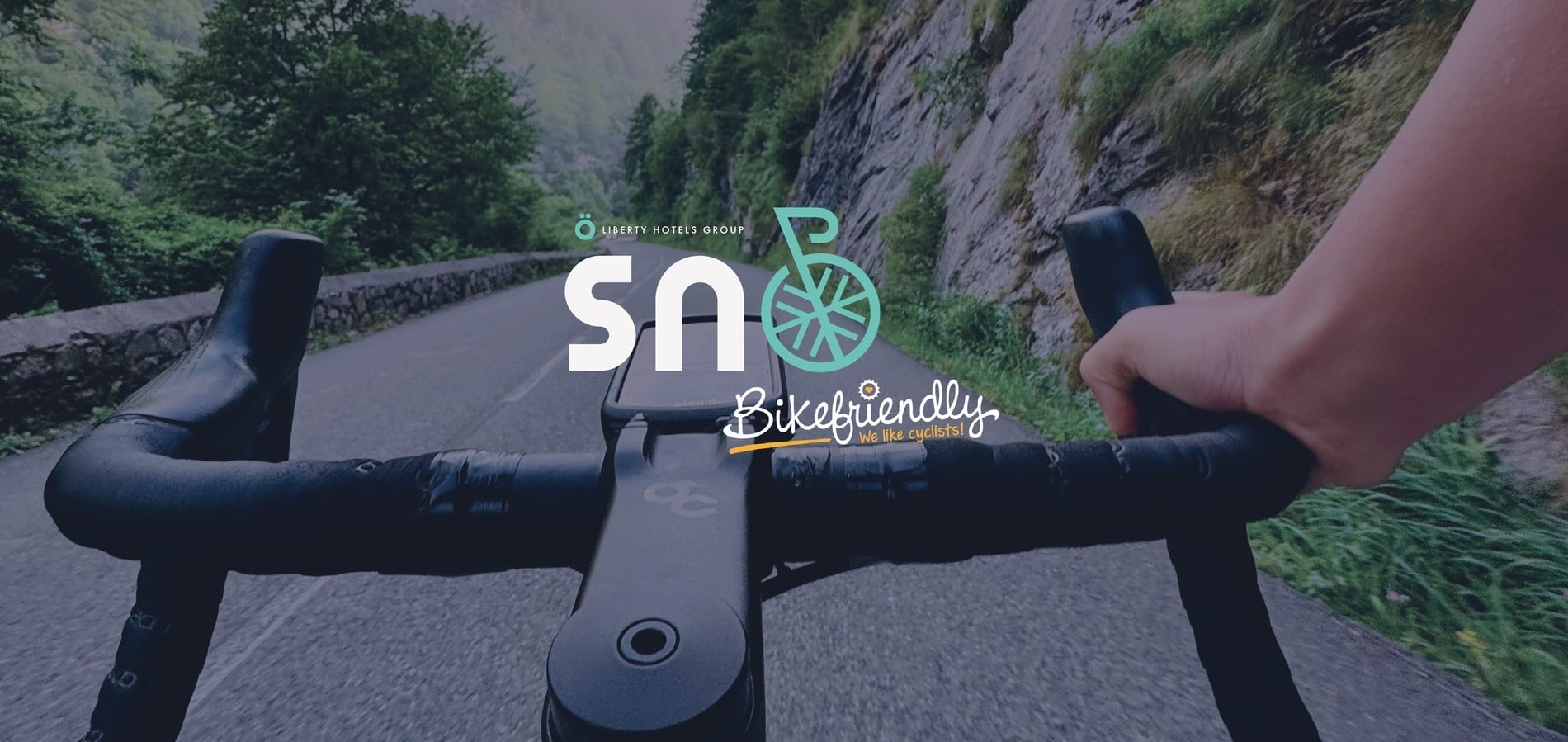 un grupo de personas en bicicleta en una carretera con la palabra bikefriendly al fondo