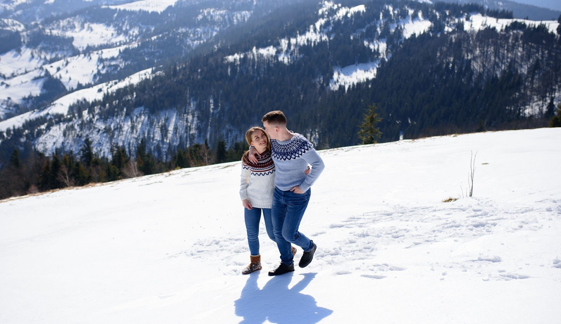 un lac entouré de montagnes au coucher du soleil