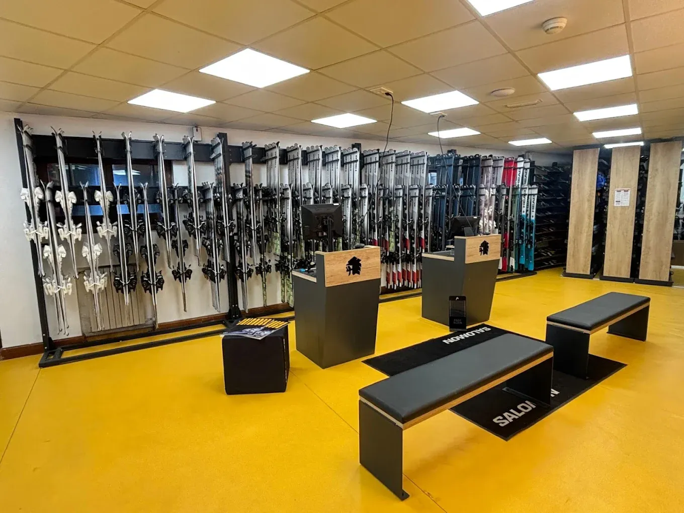Esquí en SNO: Formigal, tienda de deportes de invierno con equipo de alta gama.