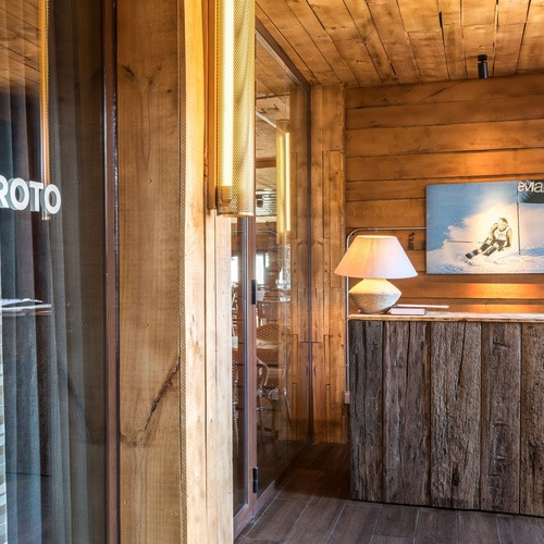 Réception rustique en bois à SNO: Formigal avec art de ski Evian.